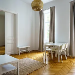  Apartment Living - Linke Wienzeile